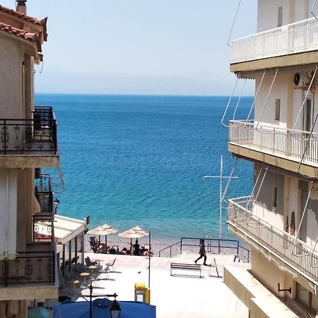 Seaview Apartment In Theheart Of Loutraki Екстер'єр фото