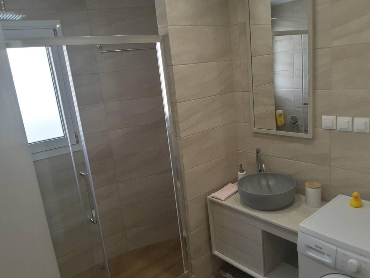 Seaview Apartment In Theheart Of Loutraki Екстер'єр фото