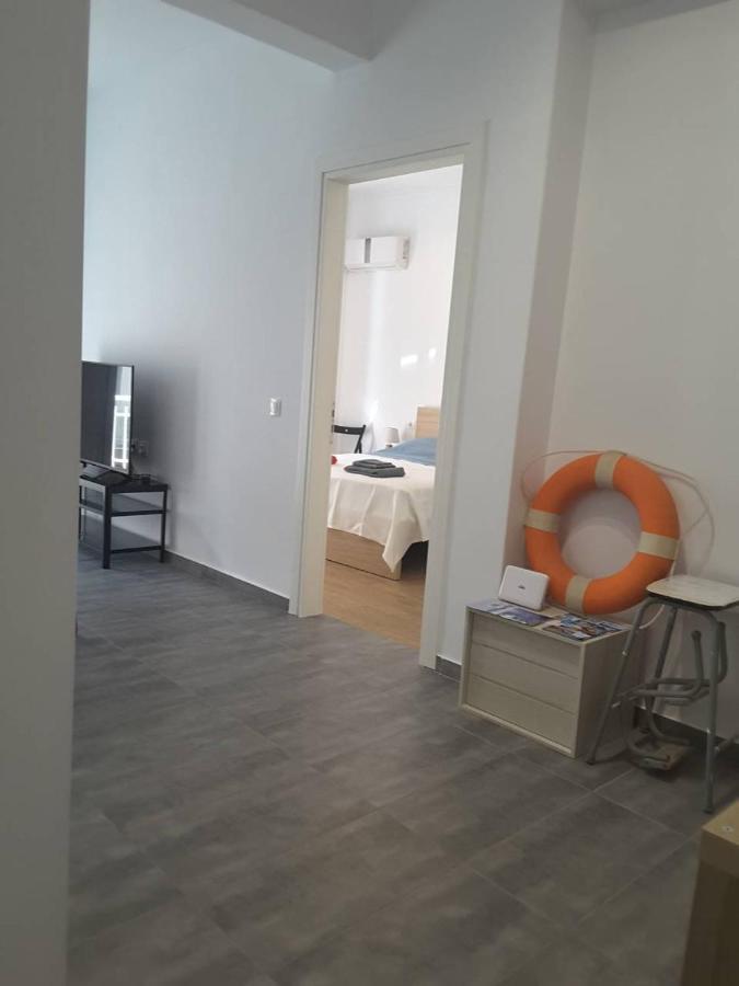 Seaview Apartment In Theheart Of Loutraki Екстер'єр фото