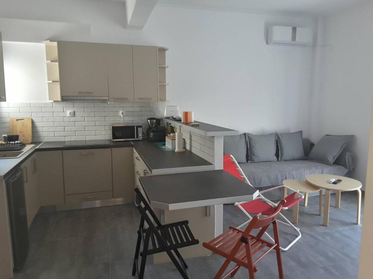 Seaview Apartment In Theheart Of Loutraki Екстер'єр фото