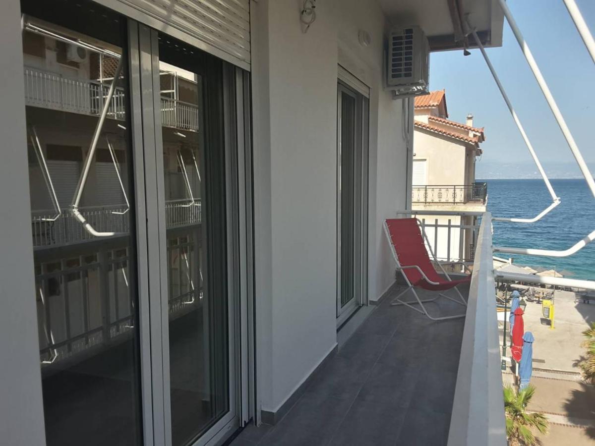 Seaview Apartment In Theheart Of Loutraki Екстер'єр фото